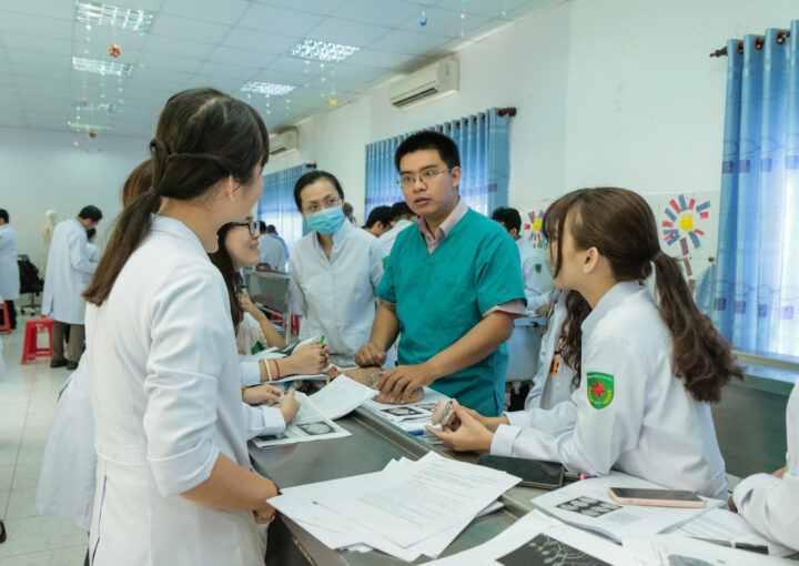 Giảng viên Khoa Nguyễn với vai trò là trưởng dự án phẫu tích cùng các sinh viên của minh tại Đại học Tân Tạo