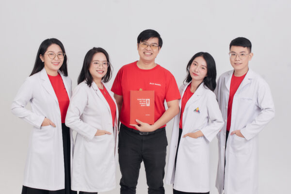 Thầy Trí Phạm và các giảng viên chuyên môn tại Acamedic